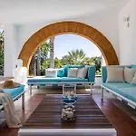 Amazing With Pool & Jacuzzi *