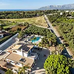 Amazing With Pool & Jacuzzi